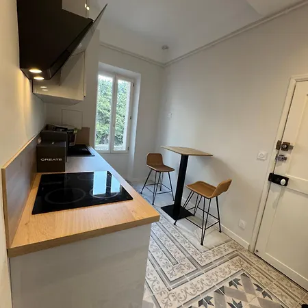 #202-heart Of Vieil - Place Nationale-high-end Newly Renovated & Furnished