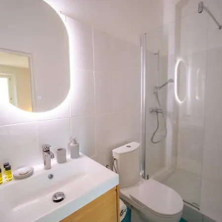 #202-heart Of Vieil - Place Nationale-high-end Newly Renovated & Furnished *