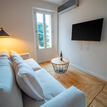 Apartment #202-heart Of Vieil - Place Nationale-high-end Newly Renovated & Furnished