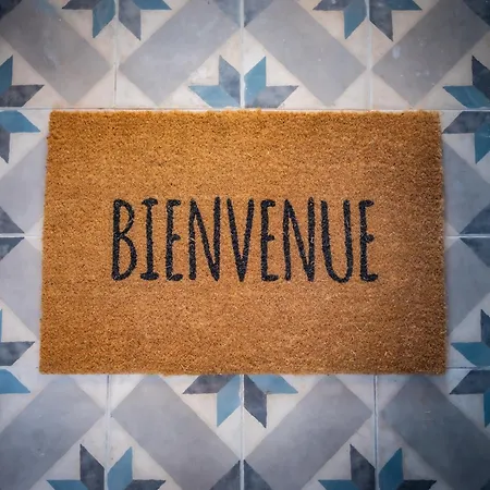 #202-heart Of Vieil - Place Nationale-high-end Newly Renovated & Furnished Apartmán *