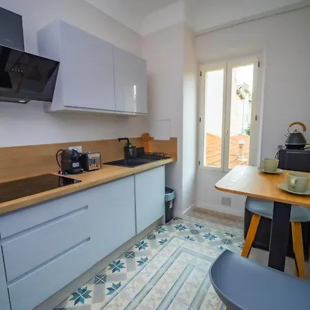 #202-heart Of Vieil - Place Nationale-high-end Newly Renovated & Furnished Apartment
