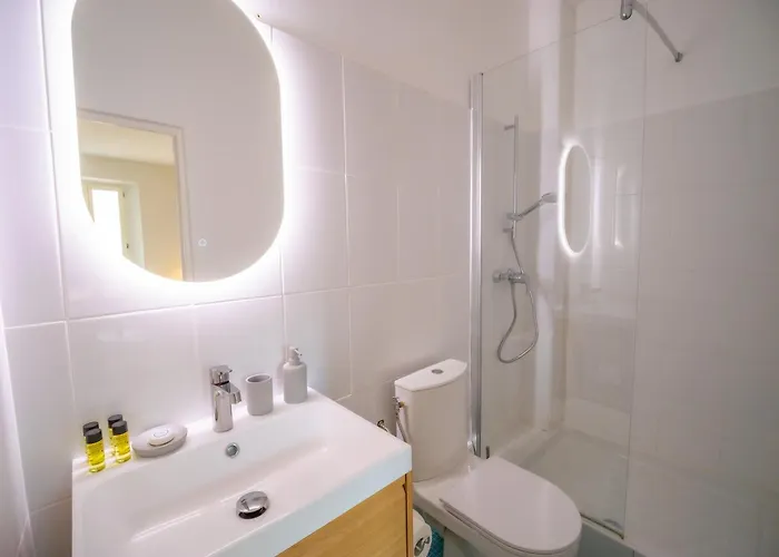 #202-heart Of Vieil - Place Nationale-high-end Newly Renovated & Furnished *