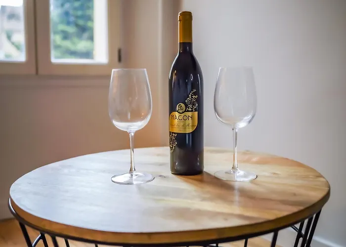 #202-heart Of Vieil - Place Nationale-high-end Newly Renovated & Furnished *